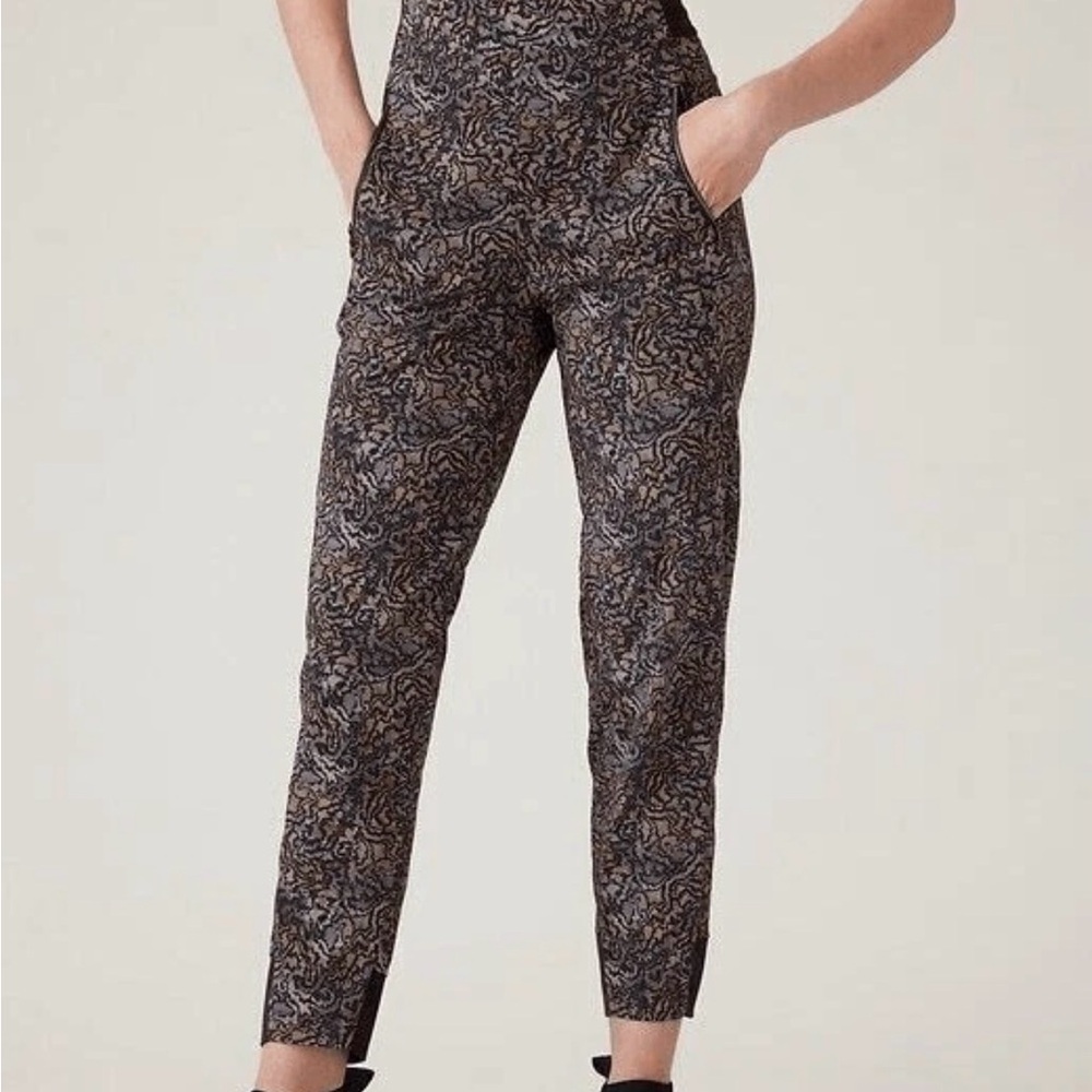 Athleta size 8 Kinetic Abstract Black Trekkie North Joggers